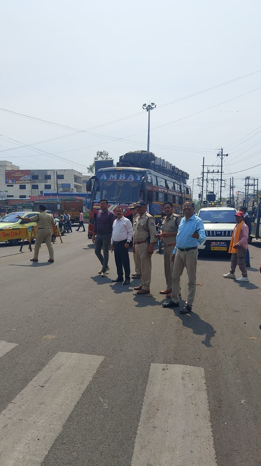 सड़क पर बस खड़ी करने वालों पर प्रशासन ने की कार्यवाही