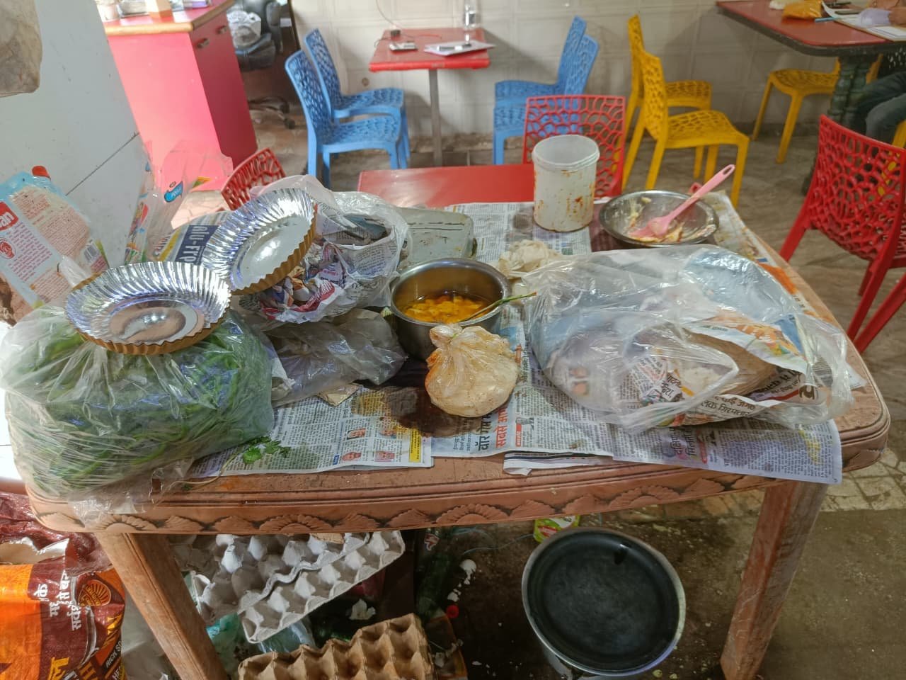 सिविक सेन्टर स्थित दो खाद्य पदार्थों के प्रतिष्ठानों में खाद्य सुरक्षा प्रशासन की कार्यवाही