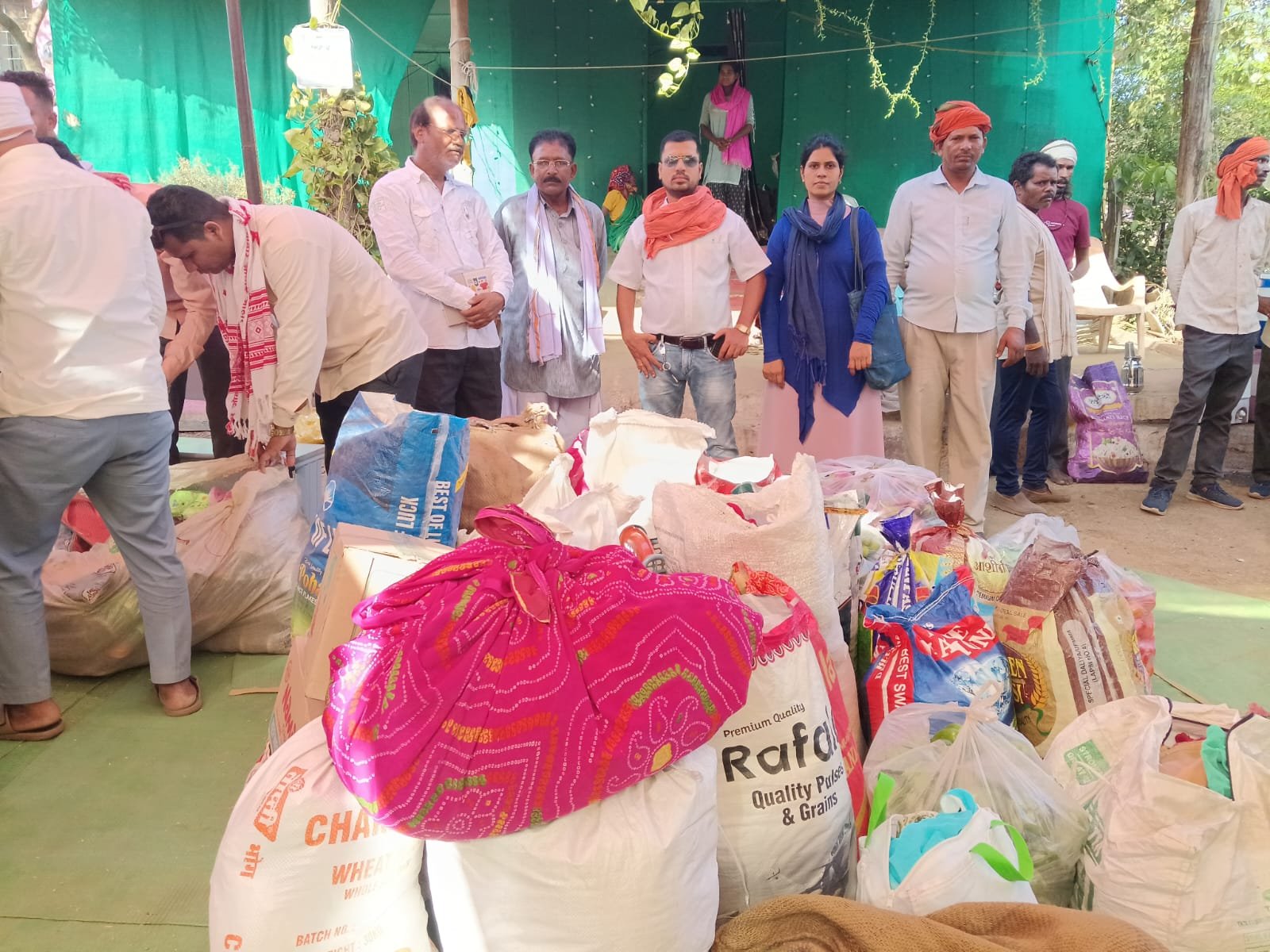 बर्राढाना में अग्नि पीड़ित परिवारों को श्री योग वेदांत सेवा समिति ने बांटी राहत सामग्री