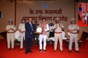 निरीक्षक नरेंद्र कुमार मिश्रा रुस्तम जी सम्मान से हुए सम्मानित