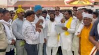 11 सूत्रीय मांगो को लेकर किसानों ने किया हल्ला बोल, 15 दिवस मै नही हुआ निराकरण तो किसान करेंगे उग्र आंदोलन
