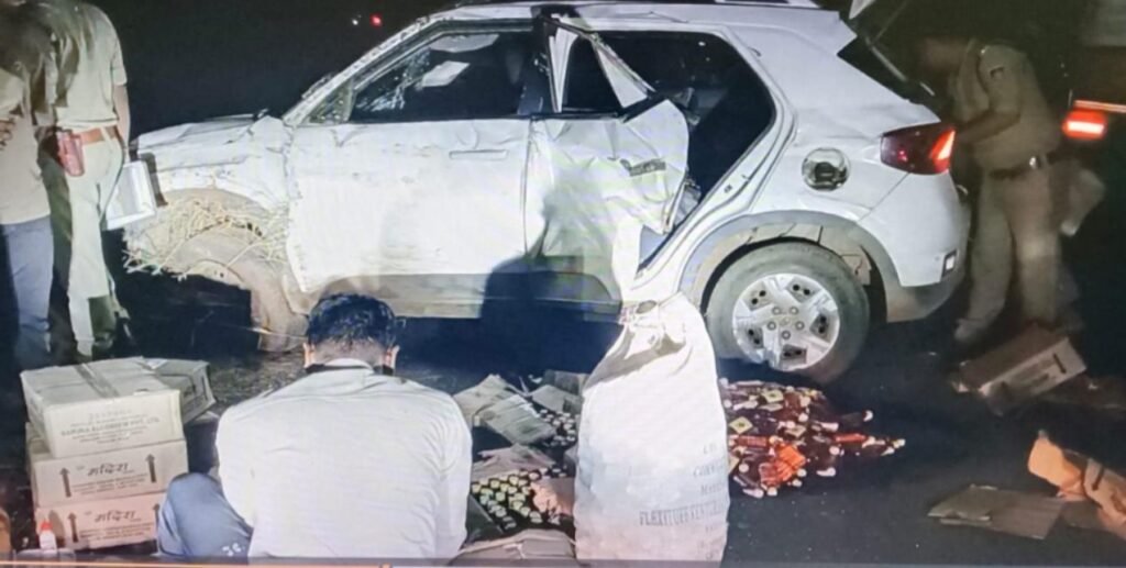 अवैध शराब से भरी वेन्यू कार पलटी,पुलिस के पहुँचते ही भागने लगा चालक 