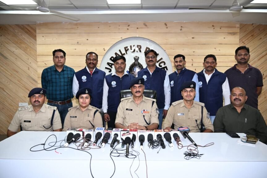 क्रेटा कार के बोनट और इंजन में रखकर की जा रही थी गाँजा की तस्करी,33 किलो 300 ग्राम गांजा सहित आरोपी गिरफ्तार