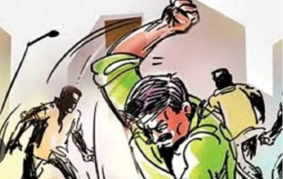 पहले दरवाजे में मारी लात,फिर महिला पर पत्थर से प्राणघातक हमला
