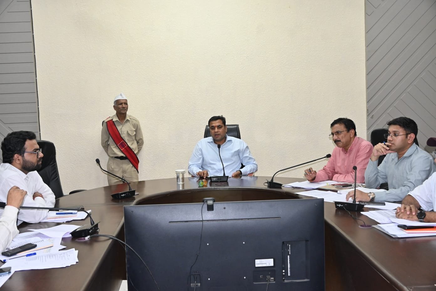 पीएम श्री एवं सांदीपनि विद्यालयों में चल रहे विकास कार्यों की कलेक्टर ने की समीक्षा 