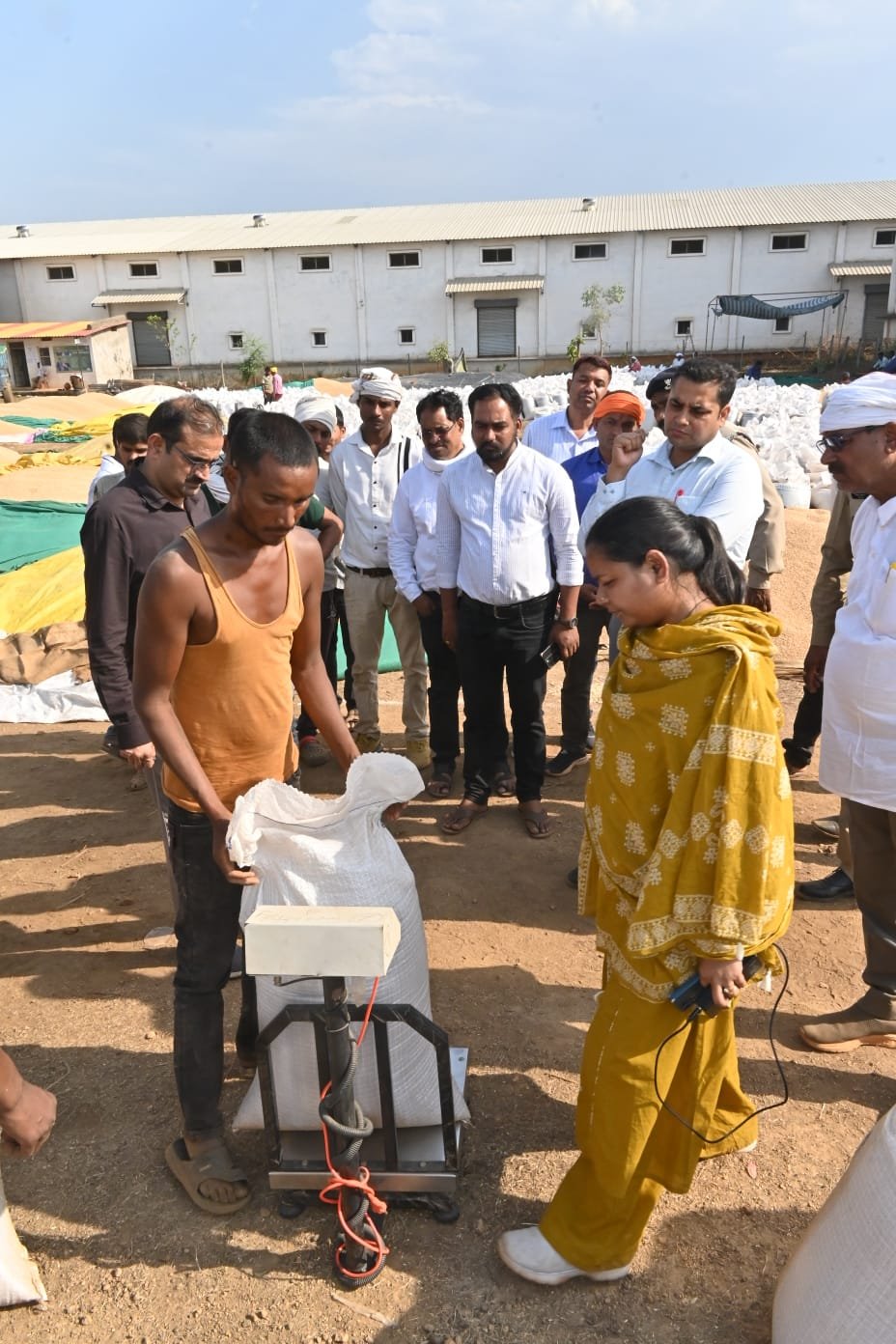 300 ग्राम अधिक तौल पर कार्यवाही के निर्देश,कलेक्टर ने सिहोरा क्षेत्र में गेहूं खरीदी केंद्रों का किया निरीक्षण