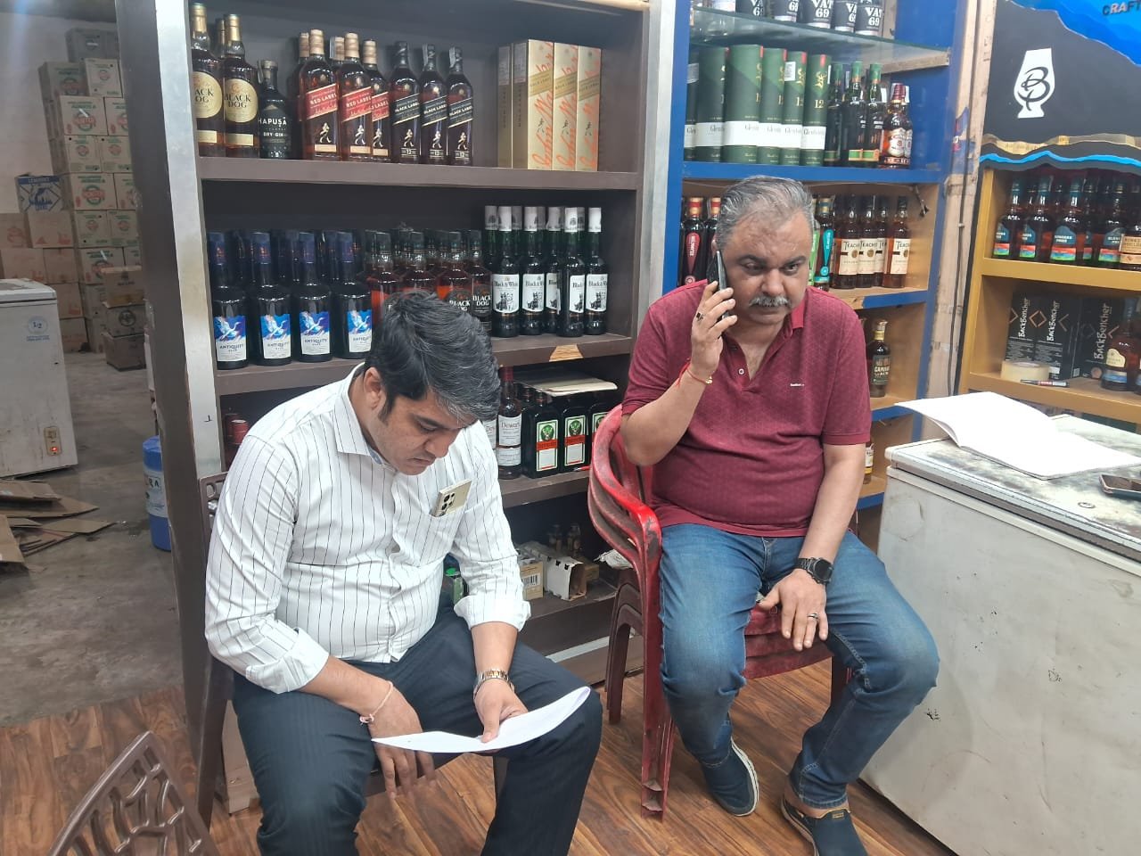 अधिक दाम पर बेक रहे थे बियर,शराब दुकान पर छापामार कार्यवाही