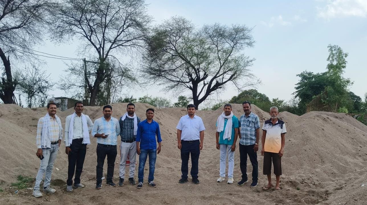 राजस्व विभाग की बड़ी कार्यवाही,अवैध रूप से रखी 65 डंपर रेत जप्त