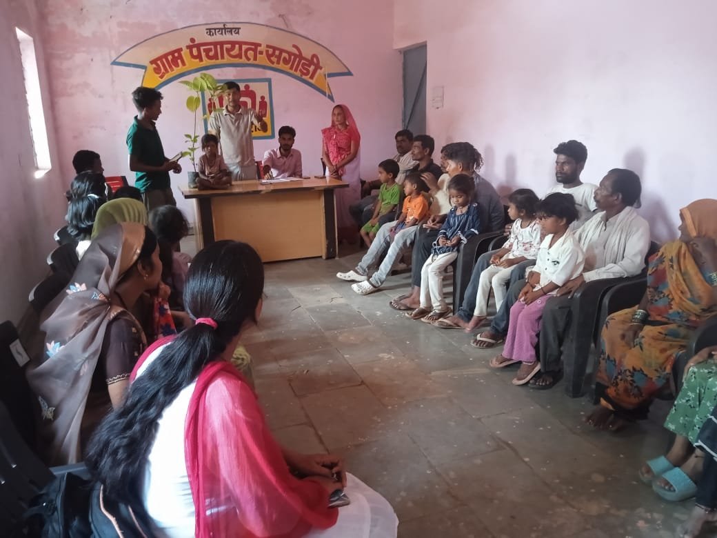 सगोड़ी में ग्राम वासियों के साथ मिलकर किया गया वृक्षारोपण