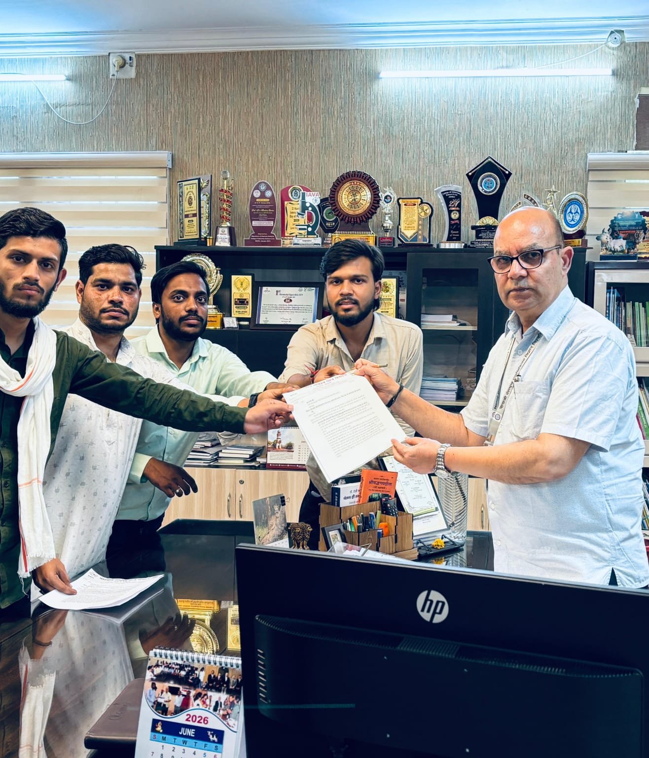 निविदा प्रक्रिया में अनियमितता एवं भ्रष्टाचार के आरोप,NSUI ने विटनरी कुलपति को सौपा ज्ञापन
