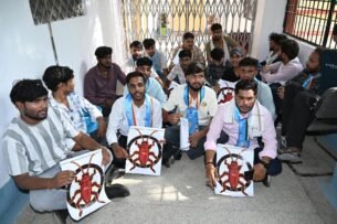 फीस वृद्धि और अनियमितताओं को लेकर NSUI का उग्र प्रदर्शन,कुलपति की गाड़ी पर चिपकाया ज्ञापन