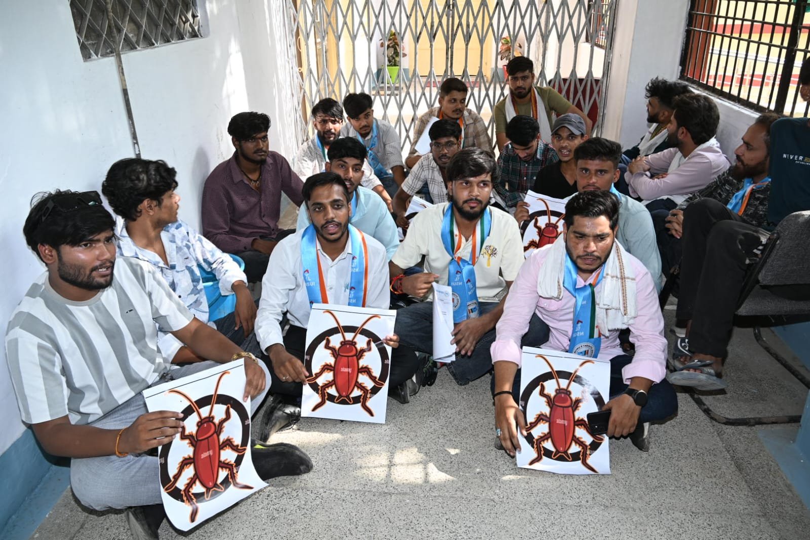 फीस वृद्धि और अनियमितताओं को लेकर NSUI का उग्र प्रदर्शन,कुलपति की गाड़ी पर चिपकाया ज्ञापन