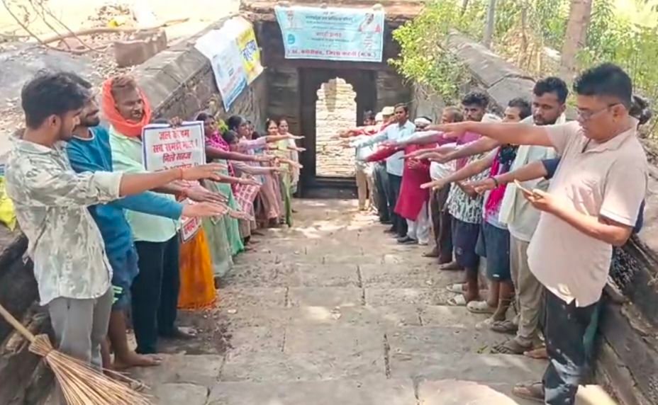 बावड़ी की साफ -सफाई कर दिया गया जल संरक्षण का संदेश