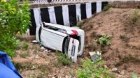 सिहोरा में श्रद्धालुओं की कार पुल के नीचे गिरी 11 घायल