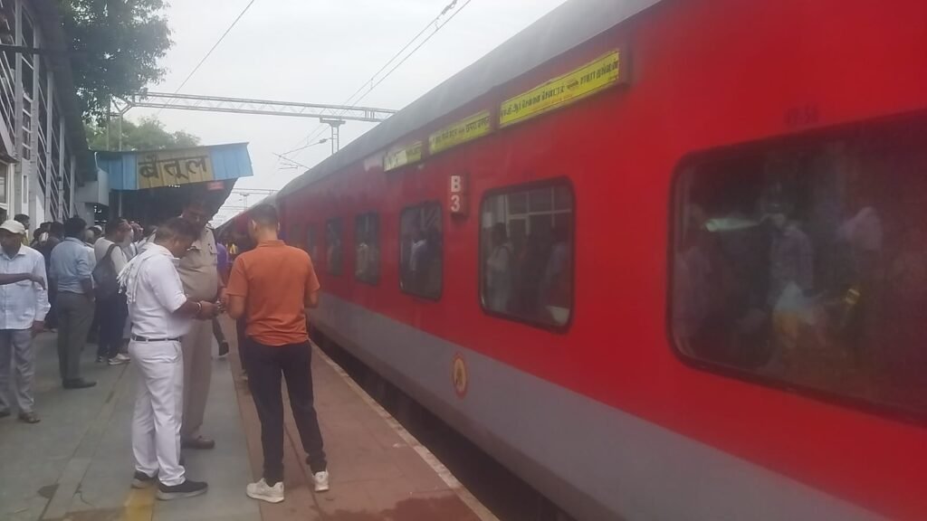 बैतूल रेलवे स्टेशन पर बड़ा हादसा: गंगा कावेरी एक्सप्रेस में चढ़ते वक्त फिसला युवक,पैर कटा