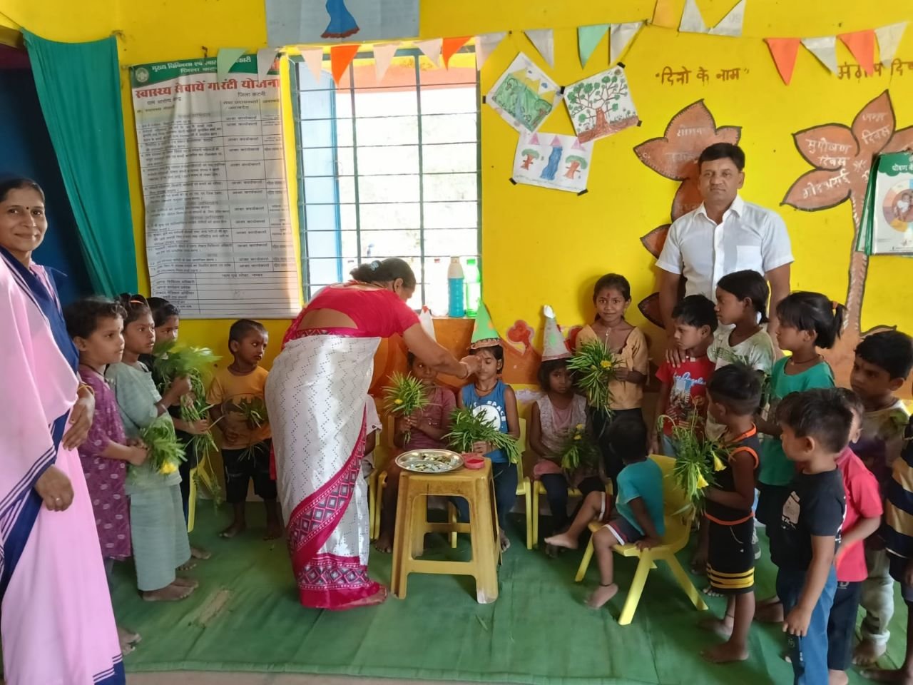 विद्यार्थियों को फूल माला पहना तिलक वंदन कर कराया गया प्रवेश