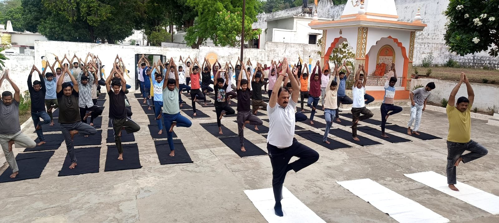 सब जेल सिहोरा में बंदियों ने किया सामूहिक योग अभ्यास