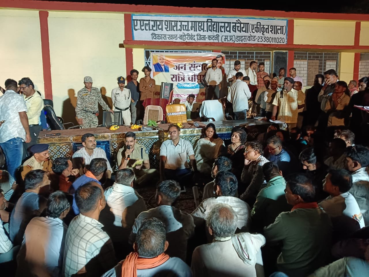 कलेक्टर ने रात्रिकालीन चौपाल में ग्रामीणों से किया संवाद