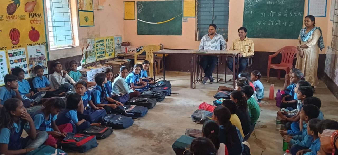 स्कूल चले हम अभियान के तहत स्कूलों मैं पहुंचें अधिकारी