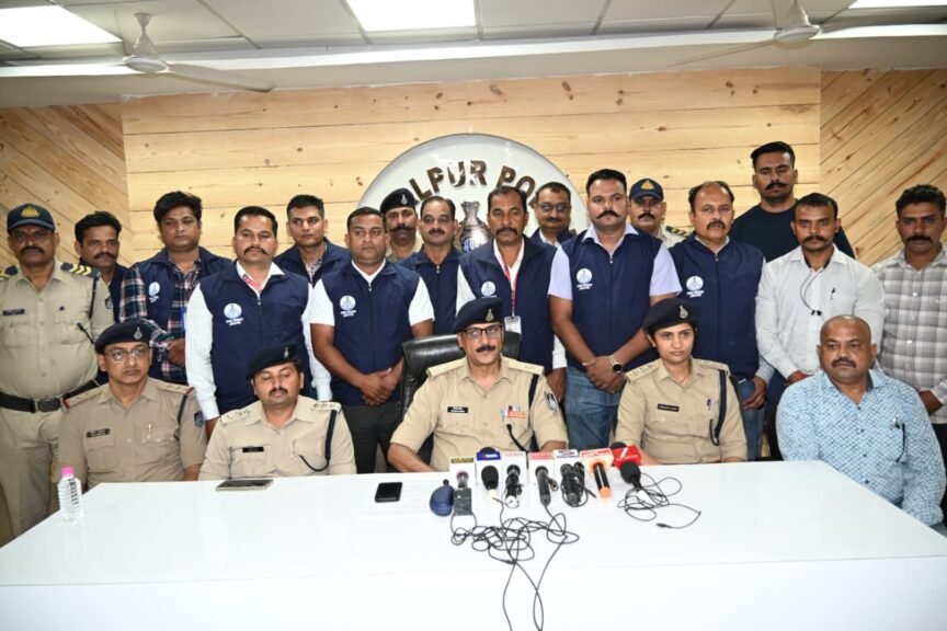 चोरी की मोटरसाइकिल में घूमकर छीनते थे महिलाओं के कान के झुमके,दो विधि विवादित बालक सहित 04 गिरफ्तार