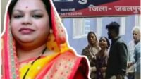 शोरगुल सुनकर घर के बाहर निकली महिला के पेट में लगी गोली