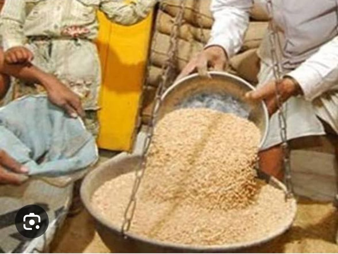 खितौला में रेलवे फाटक पार कर राशन लेने जाते हैं हजारों लोग