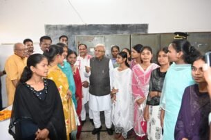 राज्यपाल ने आदिवासी छात्राओं से आत्मीय भेंट कर किया पौधरोपण