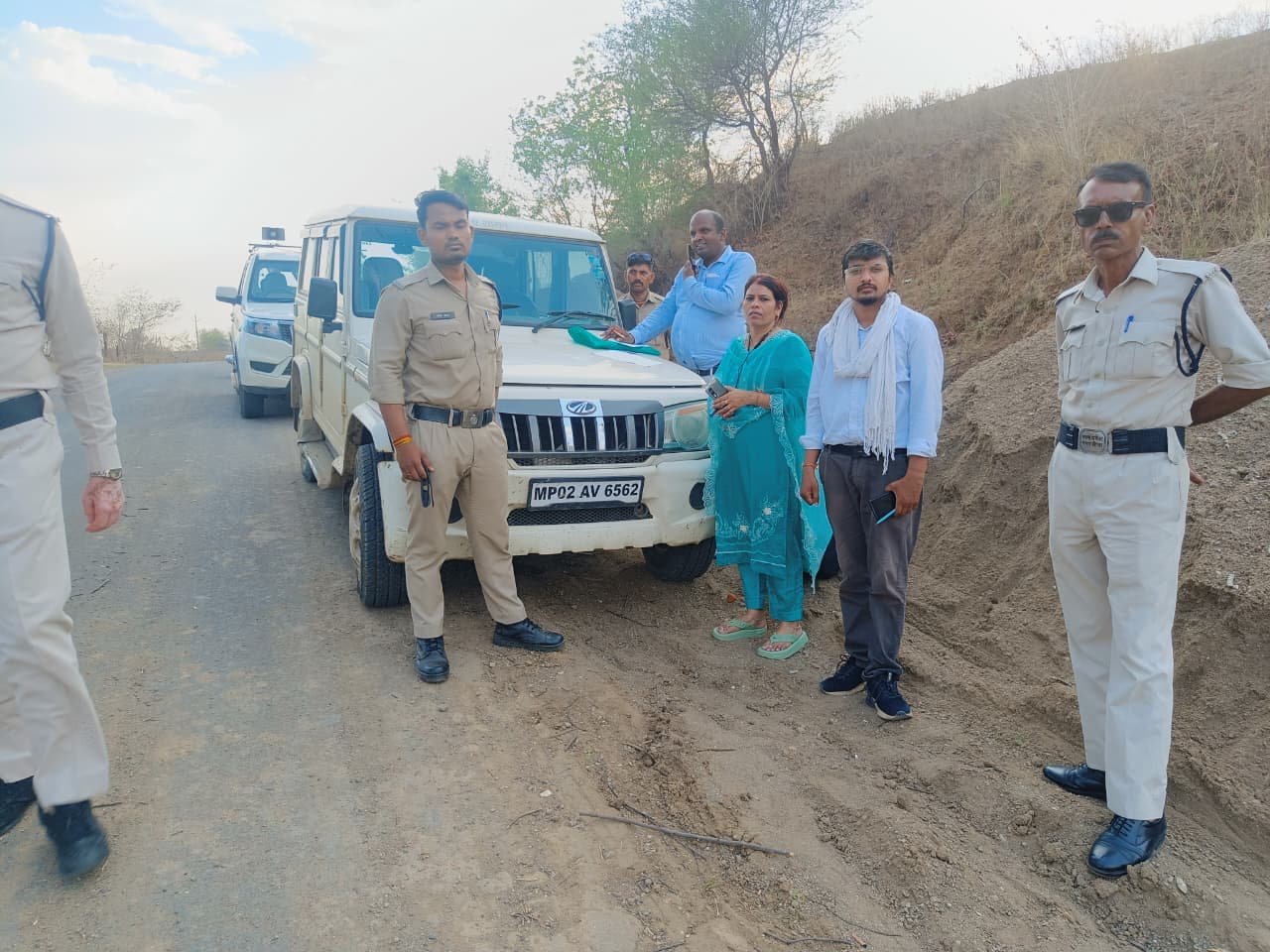 रेत के अवैध परिवहन में लिप्त दो डंपर और एक ट्रैक्टर जप्त,80 ट्रॉली रेत का अवैध भंडारण जप्त