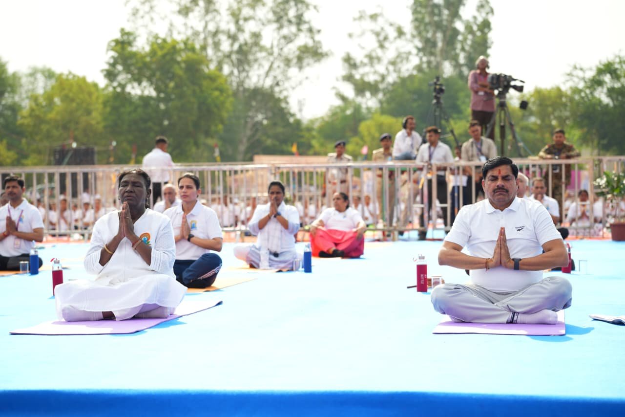 राष्ट्रपति,राज्यपाल,मुख्यमंत्री सहित कई दिग्गज हस्तियों ने किया योग