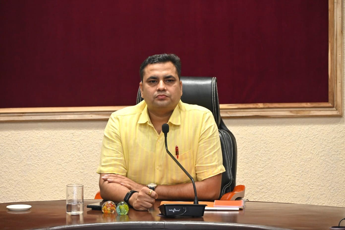 शासन की योजनाओं के ऋण वितरण में तेजी लाएं सभी बैंक,कलेक्टर राघवेंद्र सिंह