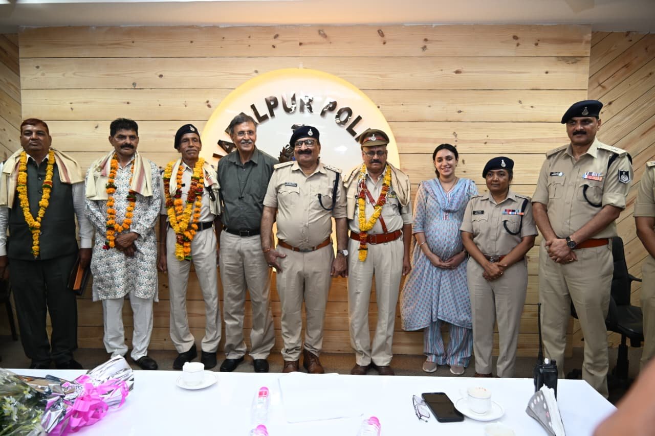 सेवा निवृत्त हुये 19 पुलिस अधिकारी/कर्मचारियों को दी गयी भावभीनी विदाई