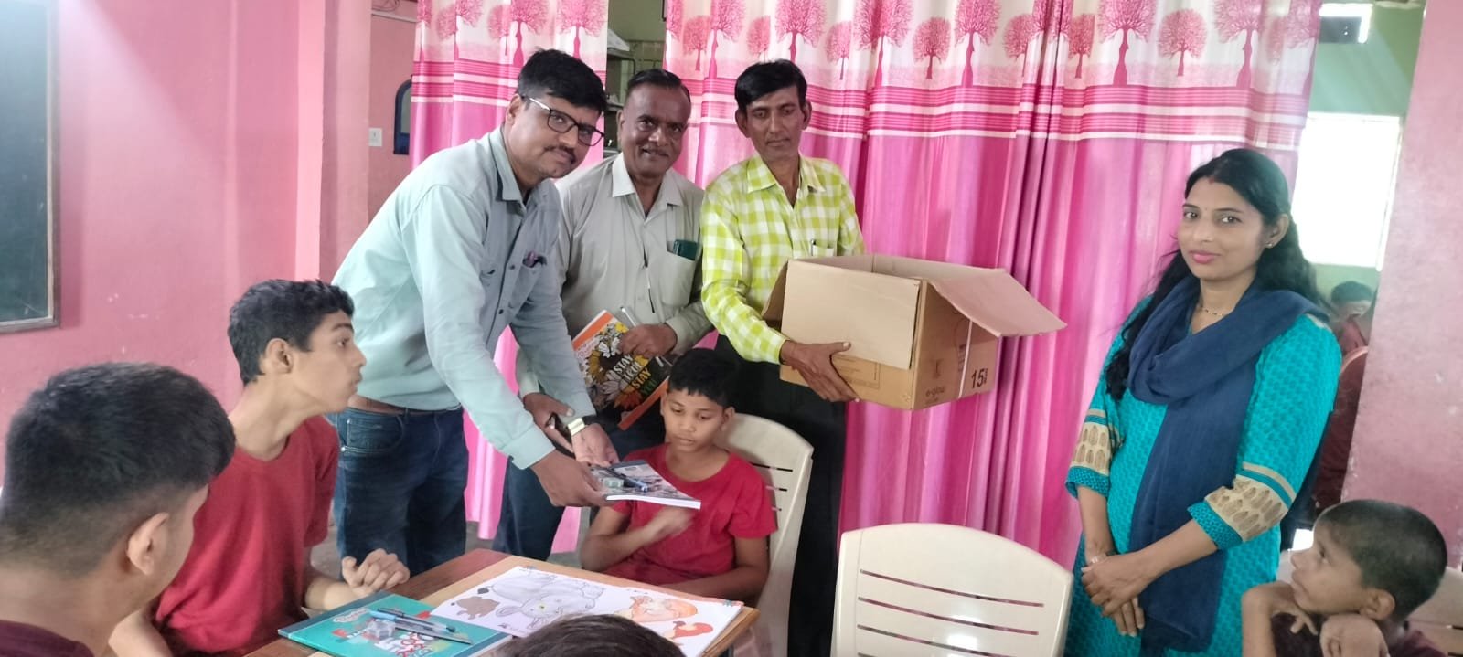 सैकड़ों निःशक्त और जरूरत मद विद्यार्थियों को पठन सामग्री भेट