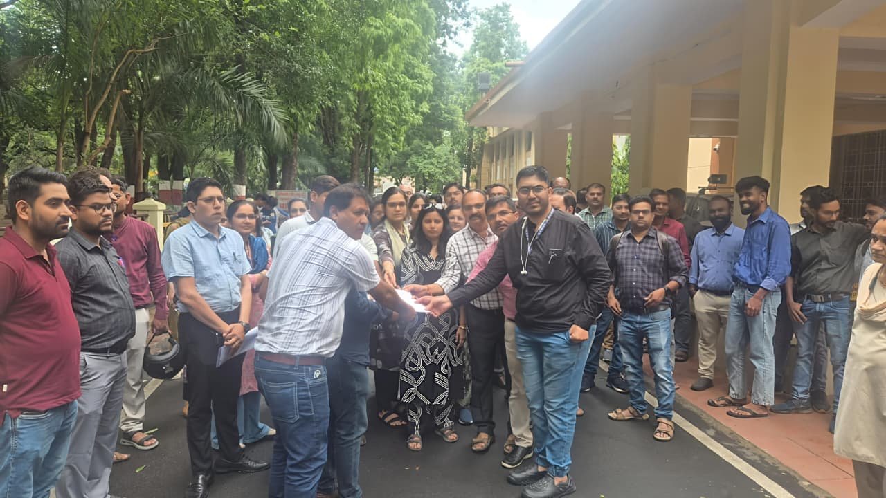 जबलपुर में पटवारियों ने सौपा ज्ञापन,मांग पूरी न होने पर करेंगे प्रदेशव्यापी बंद आंदोलन