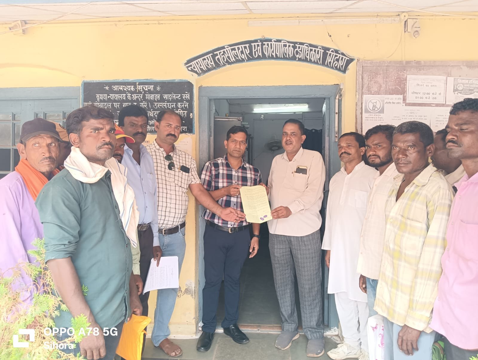जमीन से बेदखल किया तो मर जायेंगे भूखे,तहसीलदार को ज्ञापन सौपकर लगाई न्याय की गुहार 