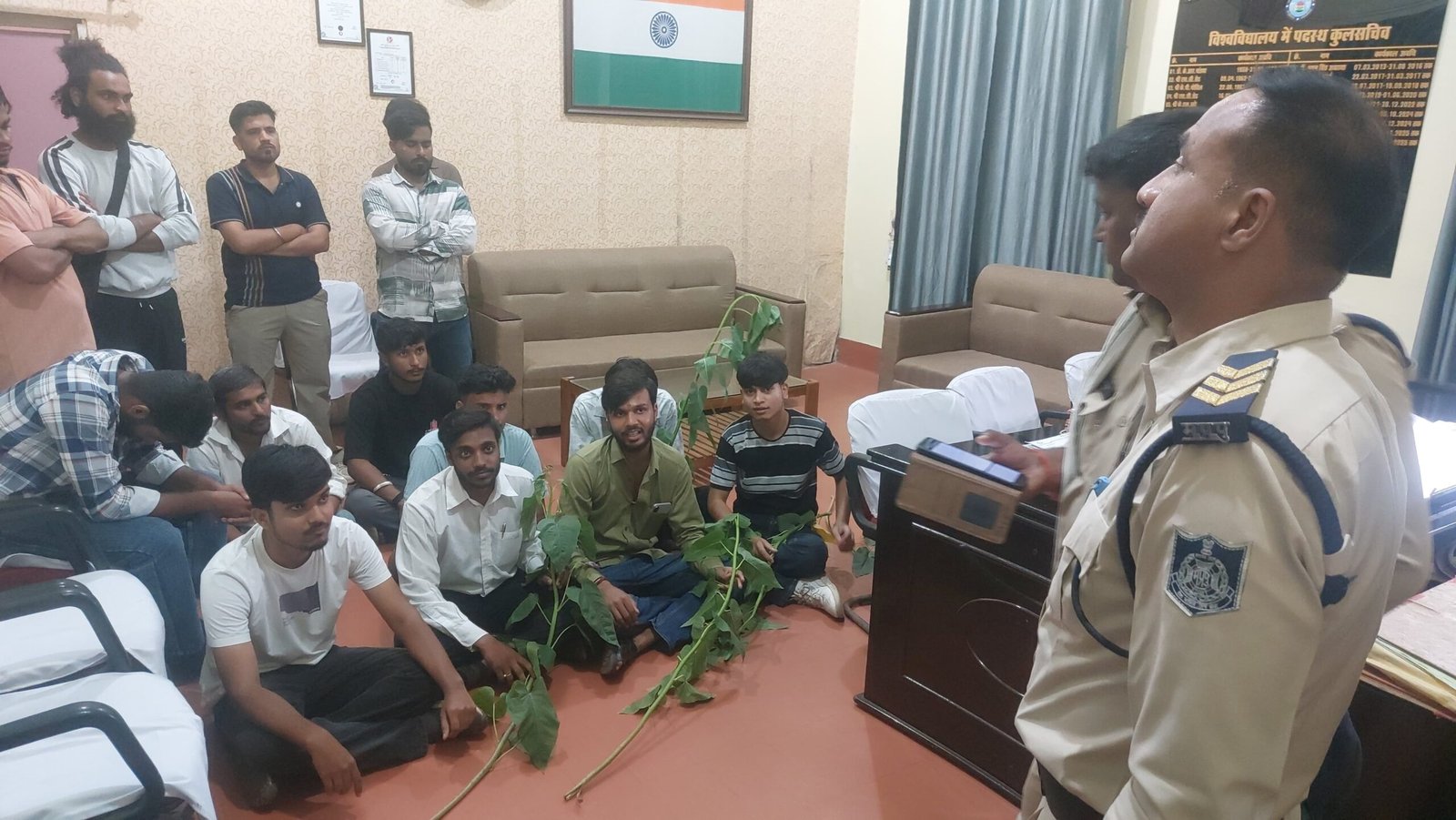कुलसचिव की अनुपस्थिति में पौधे सौंपकर एनएसयुआई ने जताया रोष  