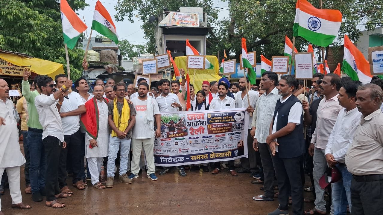 मझगवाँ में किसानों का बिजली,खाद सहित 19 मांगो को लेकर प्रदर्शन 