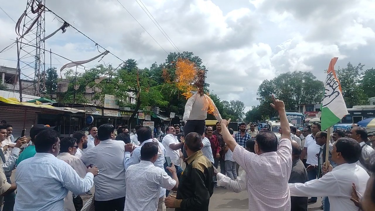 केन्द्रीय शिक्षा मंत्री के इस्तीफे की मांग को लेकर सिहोरा में ब्लॉग नगर कांग्रेस का उग्र प्रदर्शन,देखें वीडियो