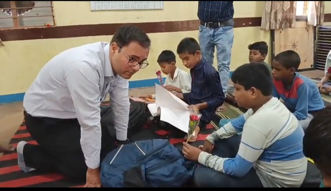 घुटनों के बल बैठकर कलेक्टर ने छात्रों से किया संवाद,मुस्कुराहटों से भर उठी कक्षा