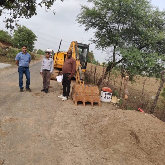 रेत के अवैध उत्खनन पर प्रशासन की कार्यवाही, रेत व पोकलेन मशीन जब्त,एफआईआर दर्ज