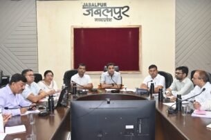 प्राथमिकता से करें सीएम हेल्पलाइन का निराकरण,कलेक्टर राघवेंद्र सिंह