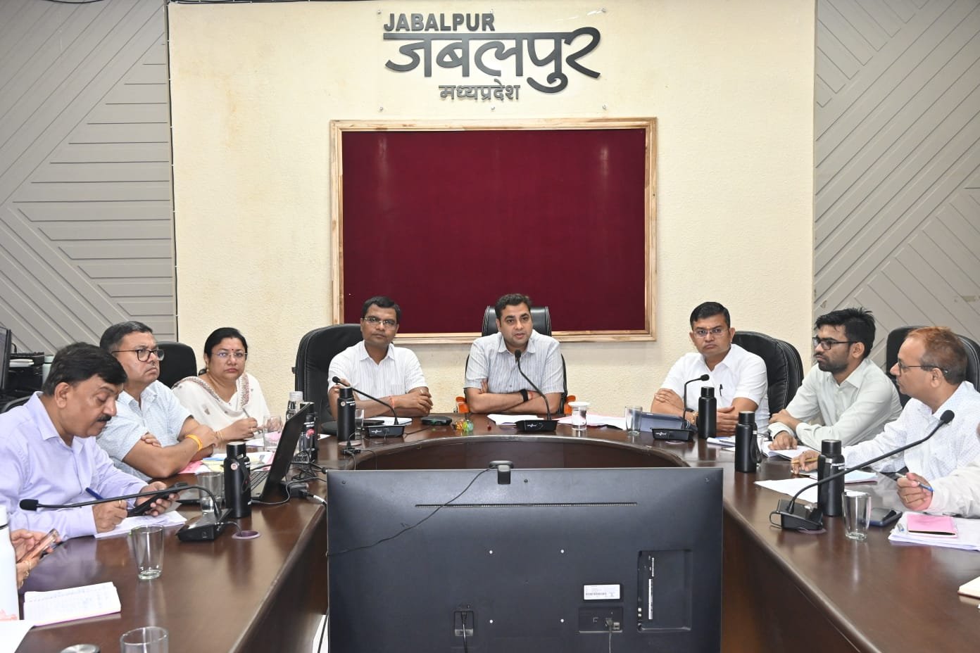 प्राथमिकता से करें सीएम हेल्पलाइन का निराकरण,कलेक्टर राघवेंद्र सिंह