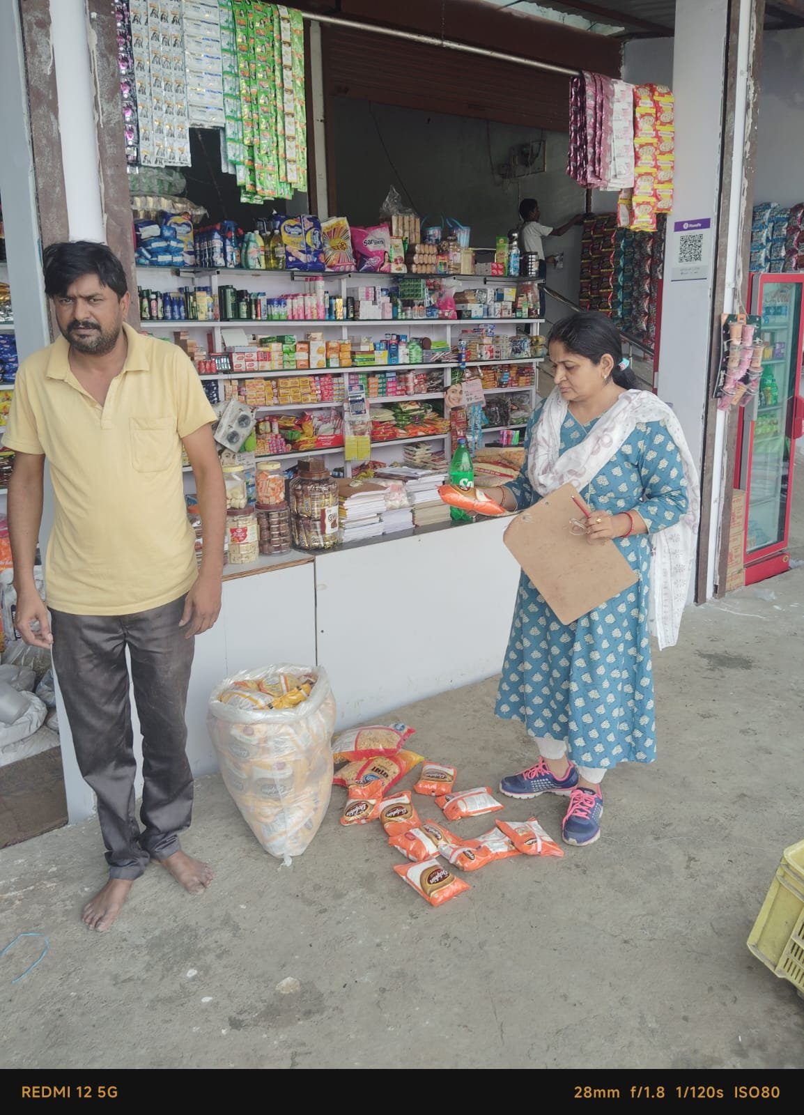 खाद्य सुरक्षा अधिकारियों ने नमकीन एवं दलिया के पैकेट किये जब्त