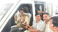 ट्रेवलर वाहन से समारोह स्थल पहुंचे मुख्यमंत्री, ईधन बचाने का दिया संदेश