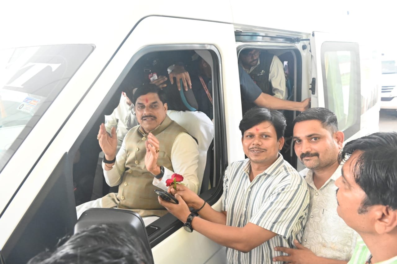 ट्रेवलर वाहन से समारोह स्थल पहुंचे मुख्यमंत्री, ईधन बचाने का दिया संदेश