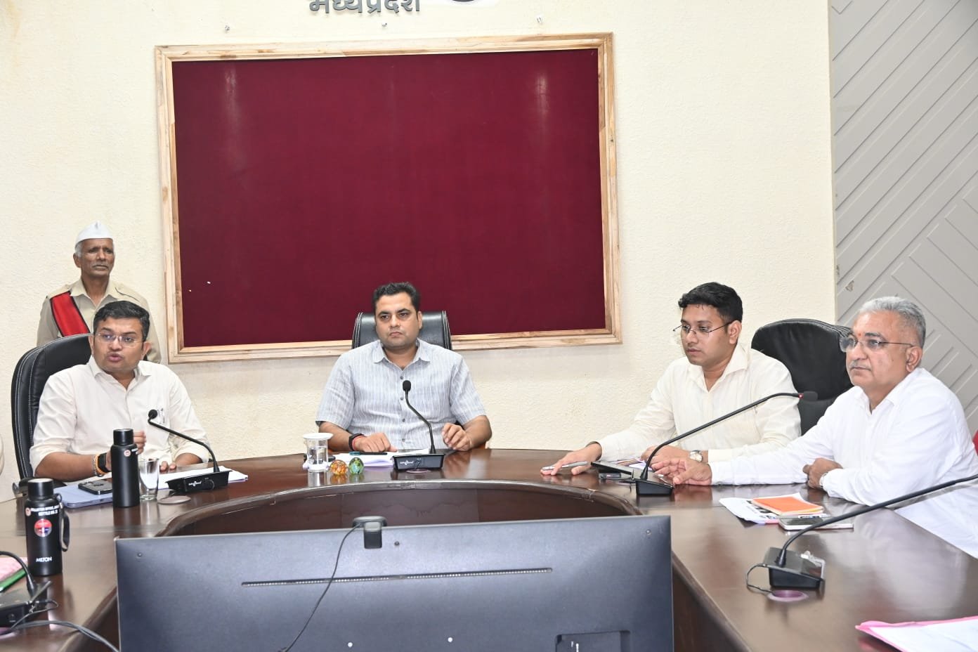 विद्यार्थियों की सुरक्षा और स्वच्छता पर विशेष ध्यान देने के निर्देश