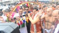 कांवड़ उठाकर दादा गुरु के साथ यात्रा में शामिल हुए मुख्यमंत्री डॉ यादव