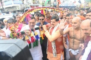 कांवड़ उठाकर दादा गुरु के साथ यात्रा में शामिल हुए मुख्यमंत्री डॉ यादव