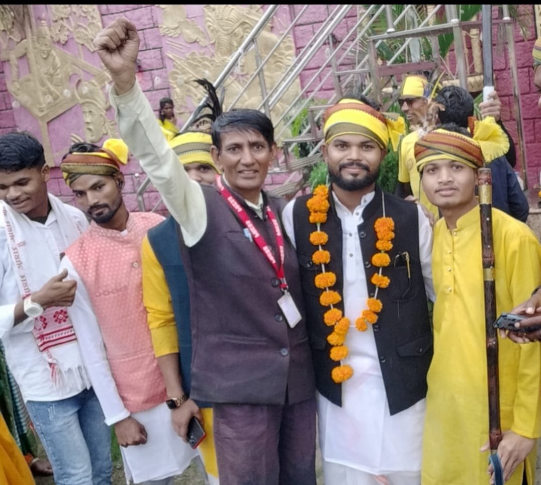 गुरुकुल ने विश्व आदिवासी दिवस पर समाजिक लोगो को किया सम्मानित 