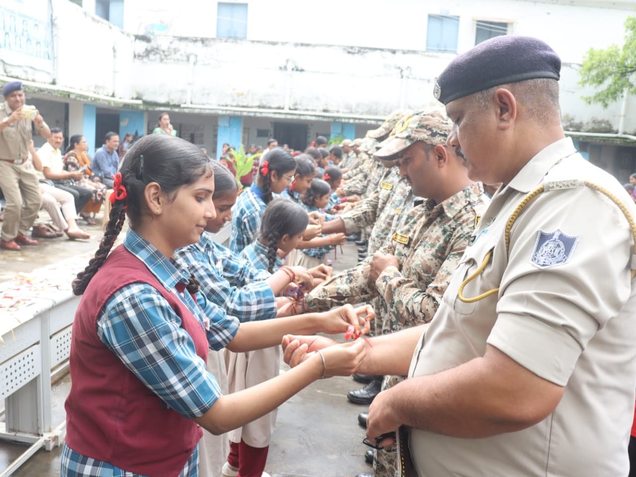 सांदीपनी विद्यालय की छात्राओं ने पुलिस जवानों को रक्षासूत्र बांधकर मनाया रक्षाबंधन पर्व 