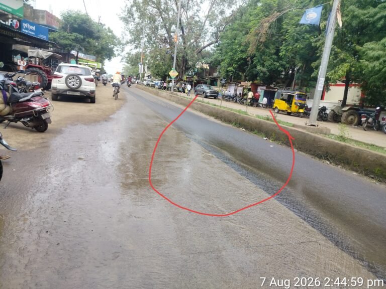 नर्मदा पाइप लाइन फूटी,पुरानी एनएच 7 में बह रहा व्यर्थ पानी